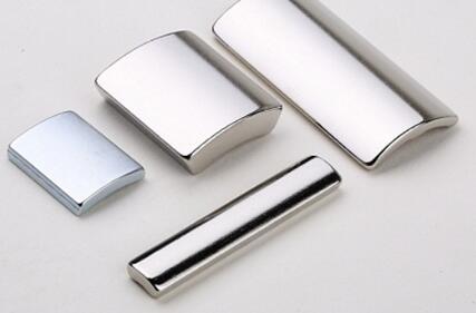 電機內部的磁鐵有弧形和方形，它們之間有什么區別?